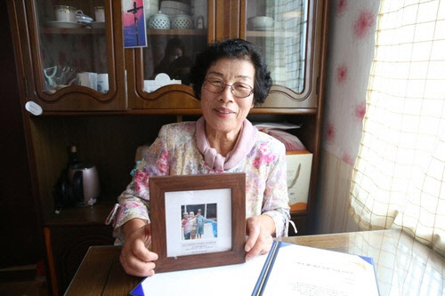 후원 아동들의 사진을 든 박하자씨. <월드비전 제공>